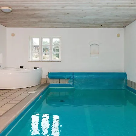 Five-bedroom Holiday In 15 * Blavand