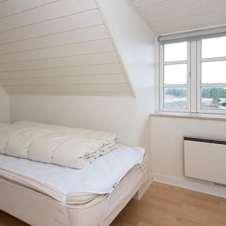 Five-bedroom Holiday In 15 Blavand