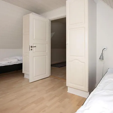 Ferienhaus Five-bedroom Holiday In 15 Blåvand