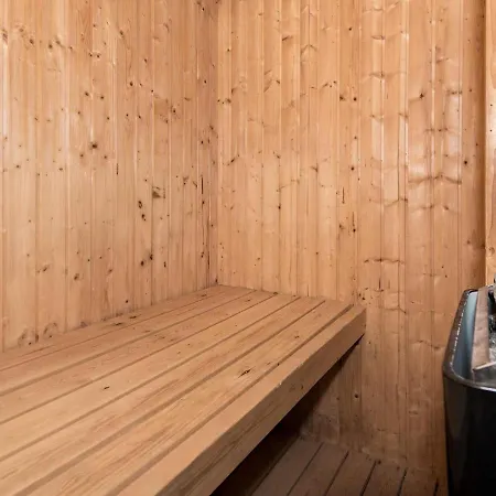 Five-bedroom Holiday In 15 *