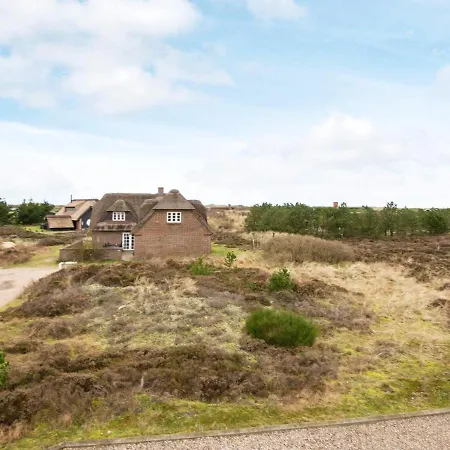 Five-bedroom Holiday In 15 *