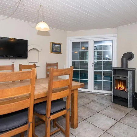 Five-bedroom Holiday In 15 Blåvand